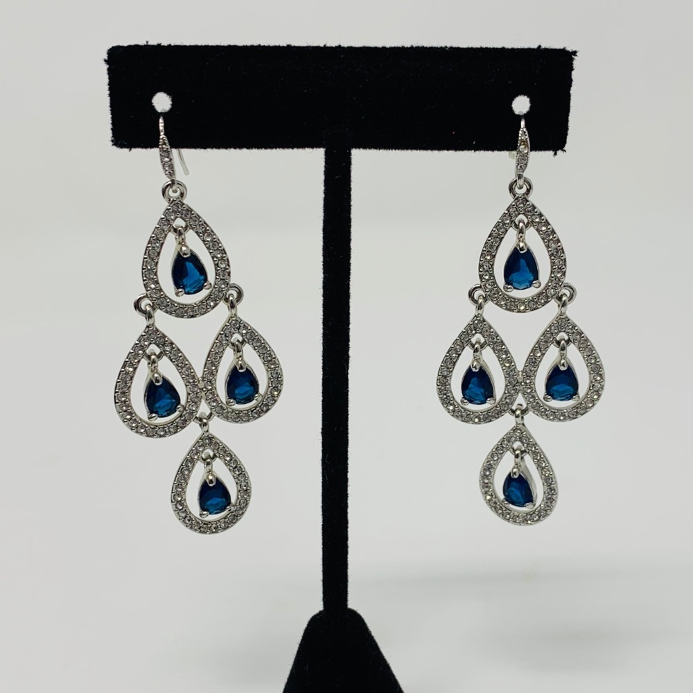 Beautiful chandelier blue/crystals earrings